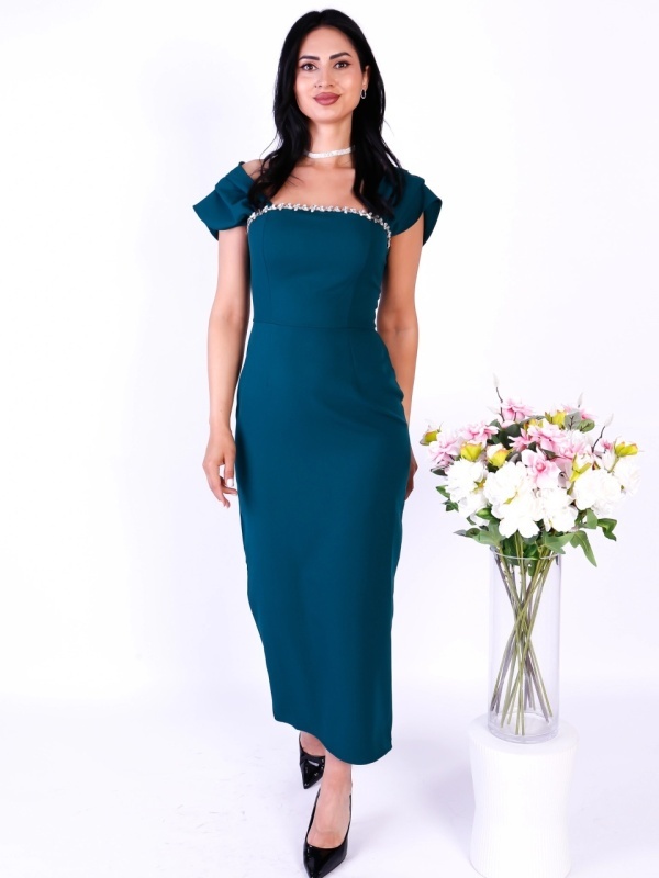 Rochie damă lungă verde , accesorizată cu pietricele