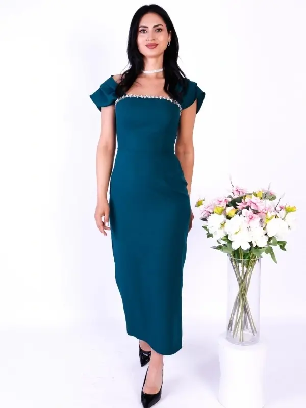 Rochie damă lungă verde , accesorizată cu pietricele