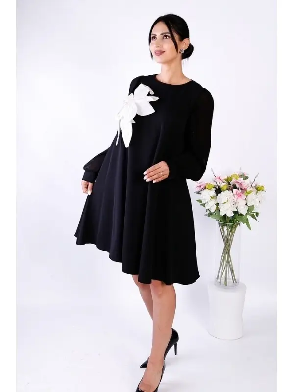 Rochie neagră midi elegantă cu mâneci plisate și fundă albă contrastantă