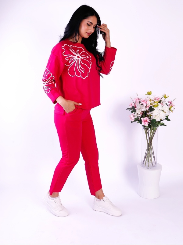 Compleu dama roz elegant cu bluza larga cu imprimeu floral alb si pantaloni conici
