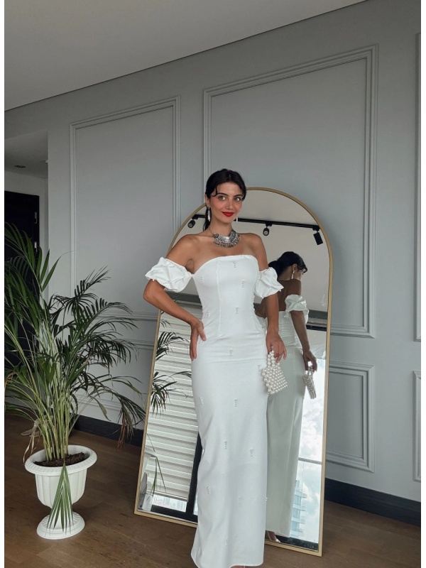 Rochie Alba Elegantă Lunga cu Umeri Goi și Aplicații Perlate