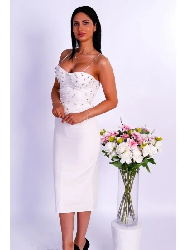Rochie midi elegantă, alba , cu pietricele – potrivită pentru evenimente