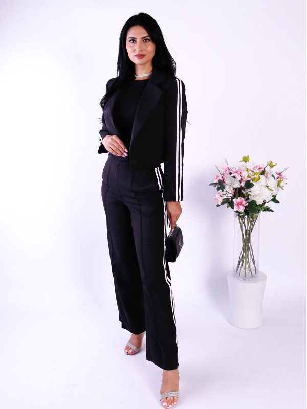 Compleu dama negru elegant cu sacou scurt si pantaloni evazati cu dungi laterale