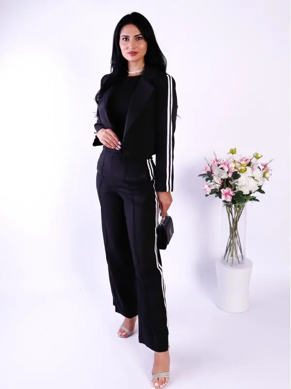 Compleu dama negru elegant cu sacou scurt si pantaloni evazati cu dungi laterale