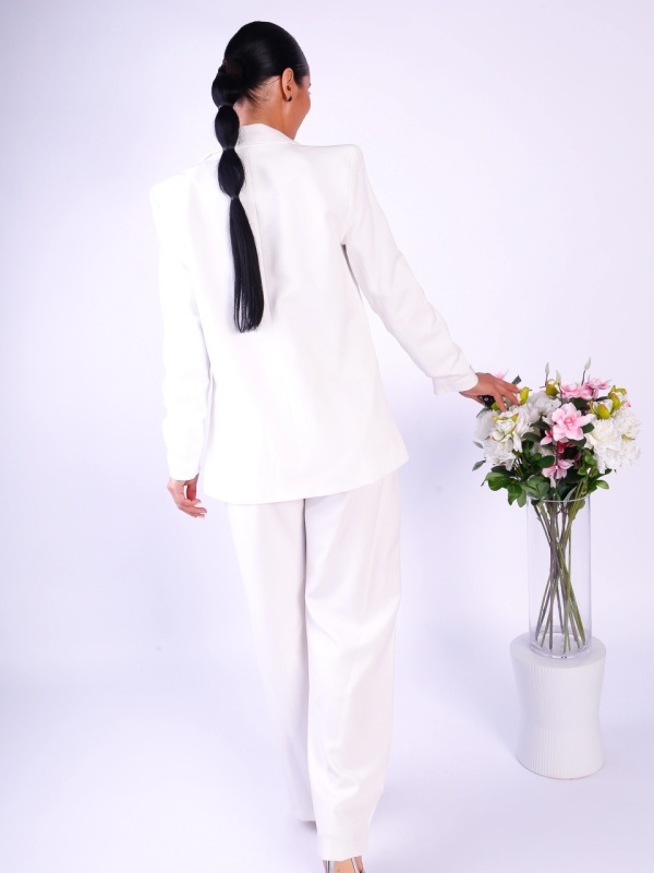 Costum dama elegant Fernanda cu sacou cambrat si pantaloni drepti accesorizat cu perle ideal pentru evenimente sau tinute office rafinate