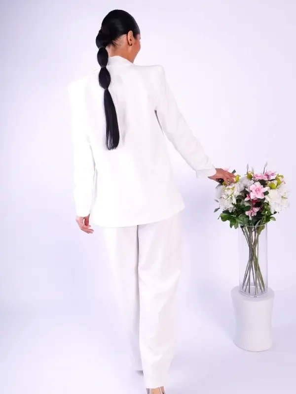 Costum dama elegant Fernanda cu sacou cambrat si pantaloni drepti accesorizat cu perle ideal pentru evenimente sau tinute office rafinate