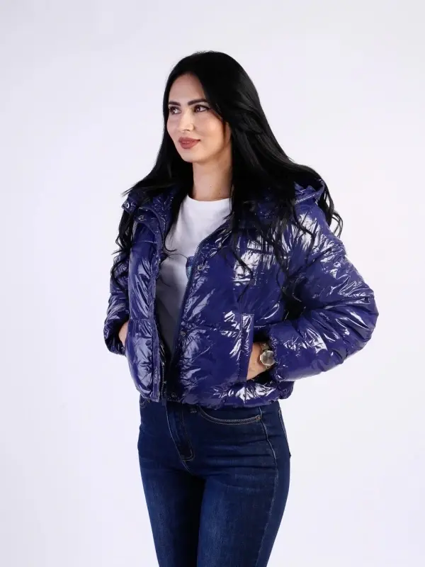 Geacă damă scurtă albastră de iarnă cu glugă din material lucios - Img 3