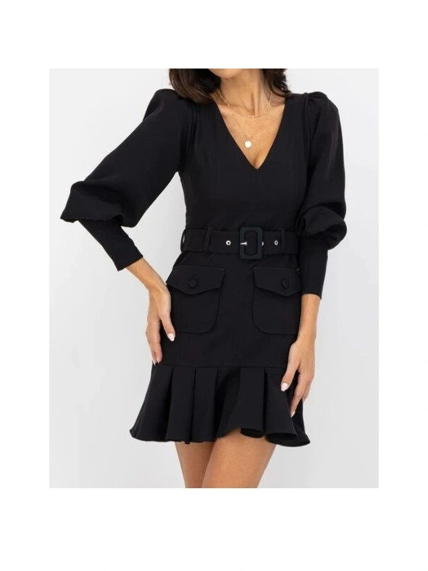 Rochie damă neagră cu mâneci bufante și accesoriu elegant la bust 