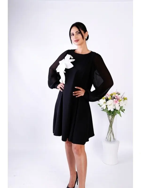 Rochie neagră midi elegantă cu mâneci plisate și fundă albă contrastantă