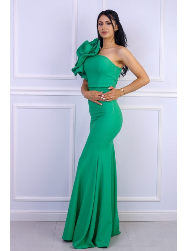 Rochie lungă verde elegantă accesorizată cu trandafir decorativ – pentru ocazii speciale