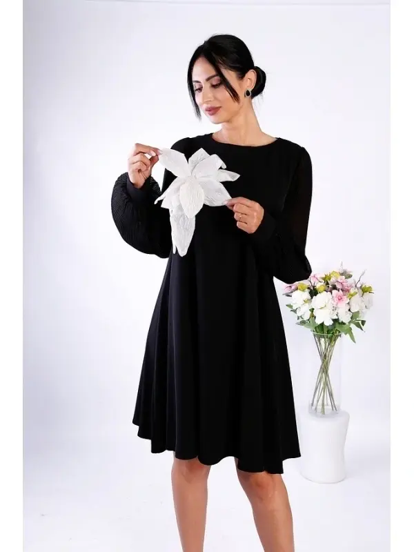 Rochie neagră midi elegantă cu mâneci plisate și fundă albă contrastantă