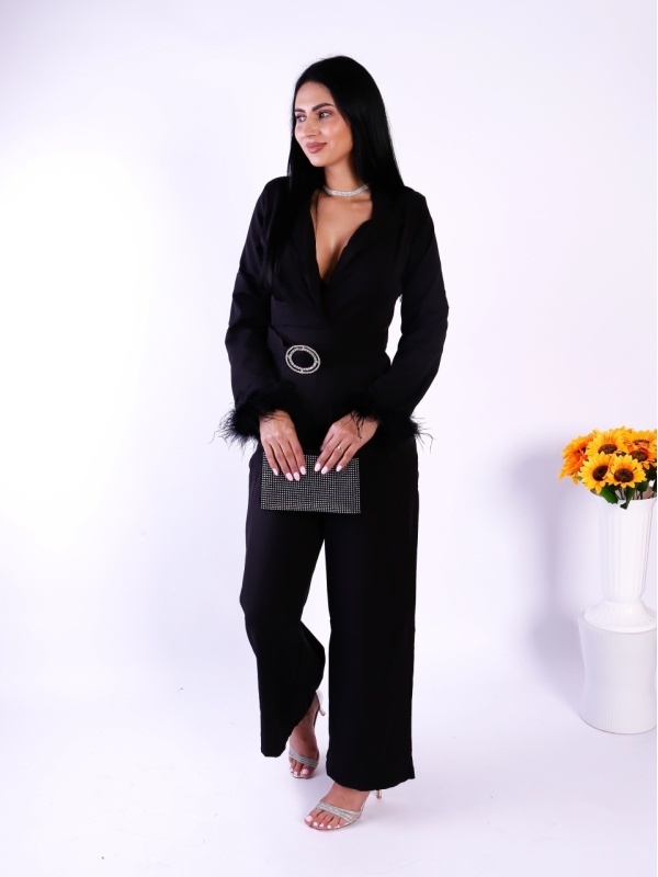 Salopetă damă elegantă neagră cu pene la mâneci și curea decorativă