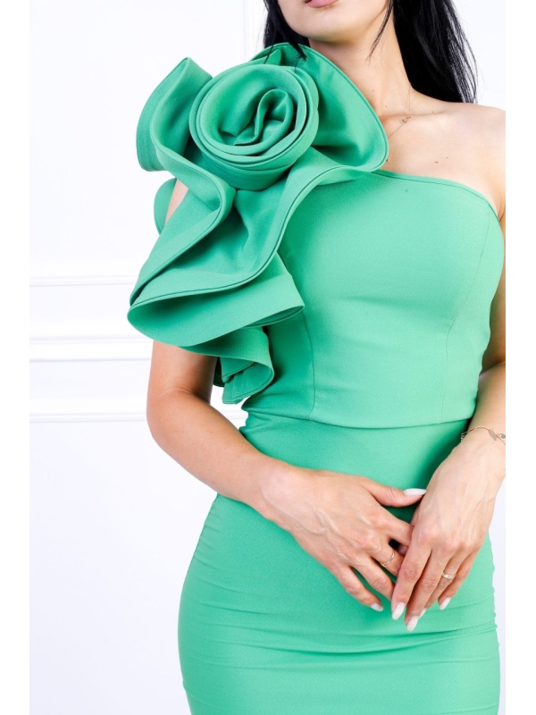 Rochie lungă verde elegantă accesorizată cu trandafir decorativ – pentru ocazii speciale