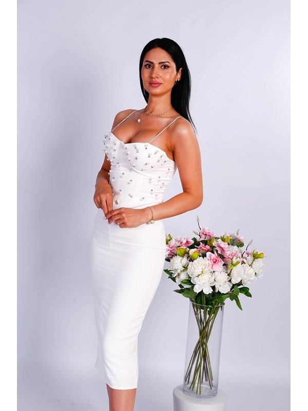 Rochie midi elegantă, alba, cu pietricele – potrivită pentru evenimente