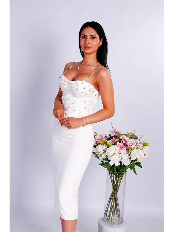 Rochie midi elegantă, alba, cu pietricele – potrivită pentru evenimente