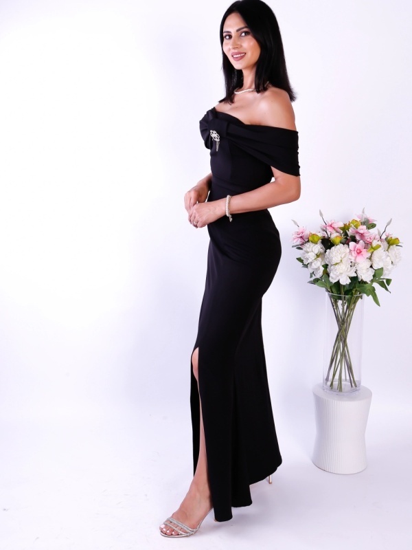 Rochie lungă elegantă neagră Elisee cu broșă decorativă – ideală pentru nuntă, gală sau evenimente speciale. Rafinament, stil și feminitate.