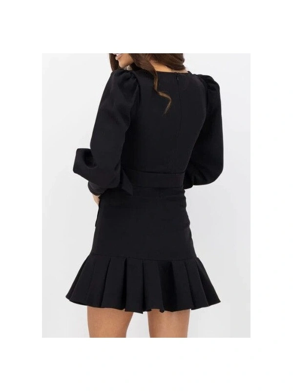 Rochie damă neagră cu mâneci bufante și accesoriu elegant la bust 