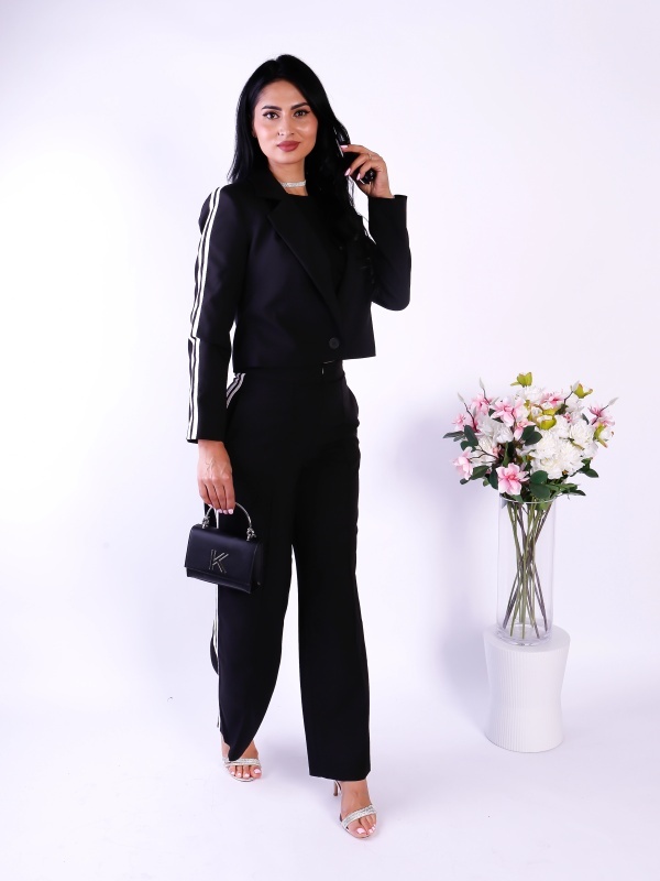 Compleu dama negru elegant cu sacou scurt si pantaloni evazati cu dungi laterale