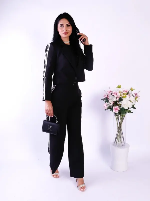 Compleu dama negru elegant cu sacou scurt si pantaloni evazati cu dungi laterale