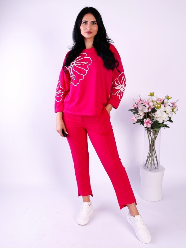 Compleu dama roz elegant cu bluza larga cu imprimeu floral alb si pantaloni conici