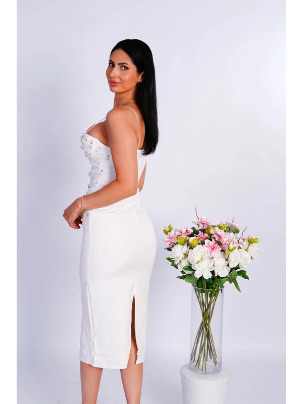 Rochie midi elegantă, alba, cu pietricele – potrivită pentru evenimente