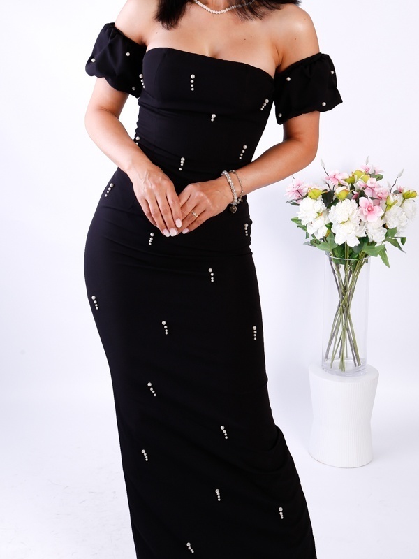 Rochie Neagră Elegantă Lunga cu Umeri Goi și Aplicații Perlate