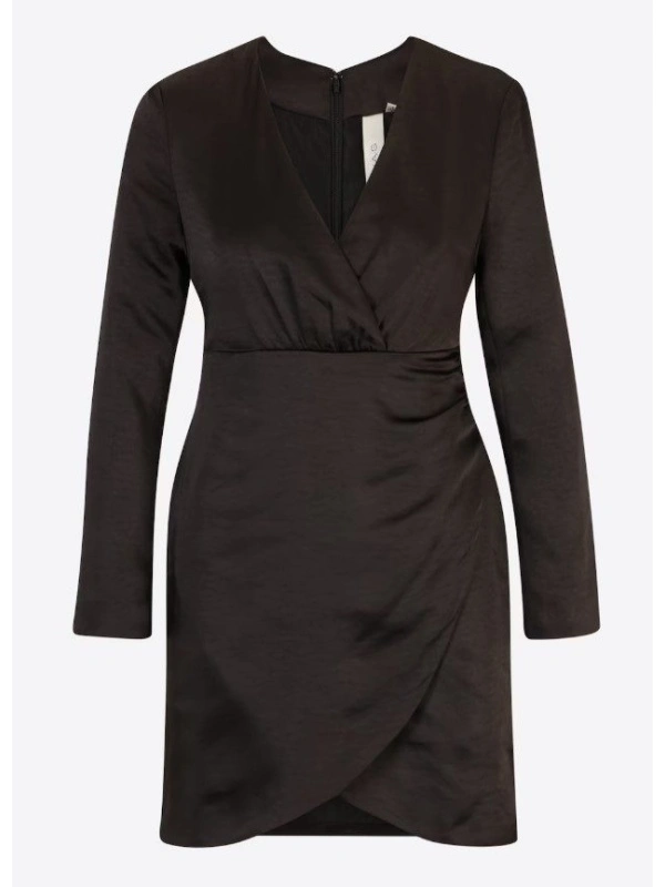 Rochie neagră elegantă scurtă – croi simplu și rafinat