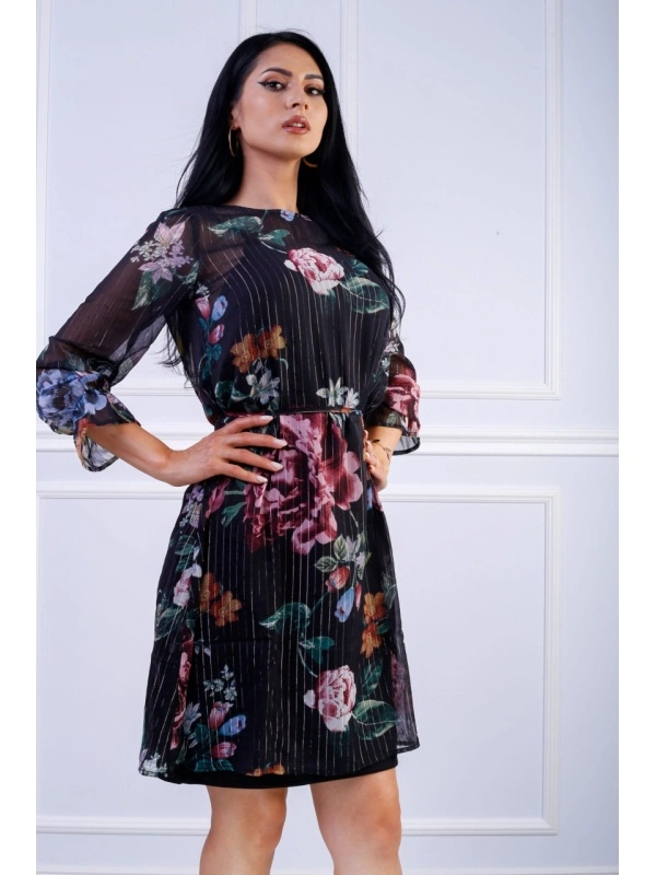 Rochie scurtă din dantelă cu imprimeu floral – stil elegant și feminin