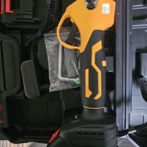 Foarfeca electrica cu ecran digital pentru afisarea numarului de taieri si procentajului bateriei, 2 acumulatori 24V pentru taierea crengilor, curatarea copacilor si vitei de vie, cu lada de depozitare, negru/galben, ADDO193 - Img 7