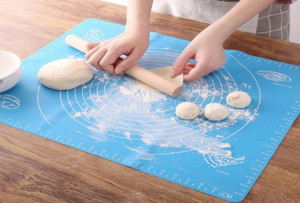 Covoras pizza, Albastru, 35 x 43 c , plansa din silicon alimentar, rezistent la temperaturi ridicate, ideal ca plansa pentru tocat alimente sau pentru framantat aluat - Img 1
