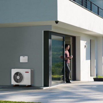 Pompa caldura aer-apa monobloc Ariston Nimbus Pocket M Net R32 amplasata in exterior