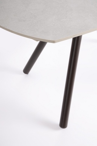 Masa dining Raita, 4-6 persoane, extensibilă, cu blat din gresie porțelanată efect marmură gri deschis și bază din oțel vopsit epoxidic ruginiu, 119-178x89.4 cm - Img 5