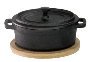 Vas servire fonta cu capac si suport din lemn oval Horecano 10 x 12 cm