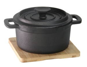 Vas servire fonta cu capac si suport lemn rotund Horecano 14 x 18.5 cm