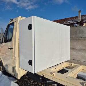 LADA IN SPATELE CABINEI BAWER