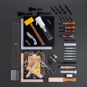 Set atelier pentru pielarie Tandy Leather – Workshop Starter Set, peste 20 de unelte esentiale - imagine 2