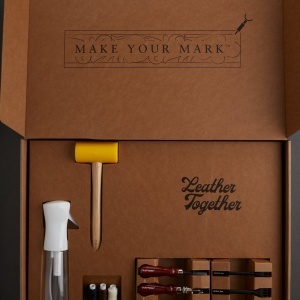 Set de initiere in cusutul pielii de mana Tandy Leather – Hand Stitching Starter Set, peste 20 de piese