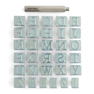 Set de stante alfabet Craftool Typewriter 3/4 in (19 mm), 26 litere si 5 simboluri, cu maner - Tandy Leather 8172-00