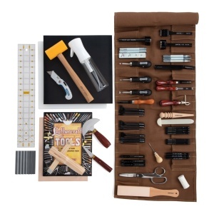 Set atelier deluxe pentru pielarie Tandy Leather – Deluxe Workshop Starter Set, peste 40 de unelte cu husa rulabila
