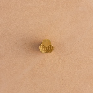 Stanta de embosare din alama, model tri-weave (Triweave) - Tandy Leather 8900-05 - Img 3