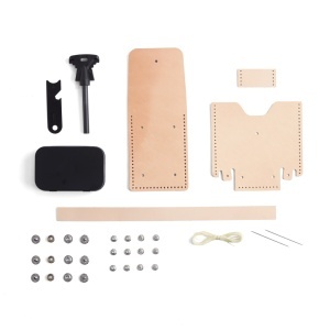 Kit husa amnar Explorer din piele Tandy Leather, cu amnar si cutie metalica