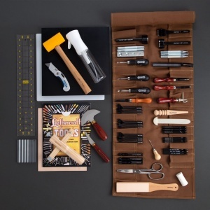 Set atelier deluxe pentru pielarie Tandy Leather – Deluxe Workshop Starter Set, peste 40 de unelte cu husa rulabila