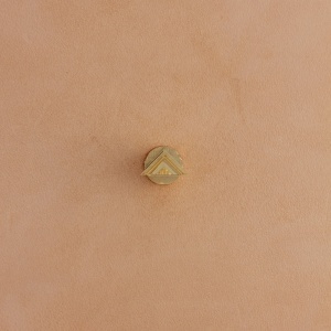 Stanta de margini embosare din alama, model triunghi aztec (Aztec Triangle) - Tandy Leather 8900-45 - Img 3