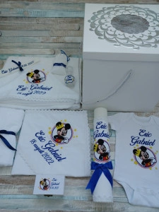 Trusou botez baiat Mickey Mouse cu stelute 11 piese cu lumanare