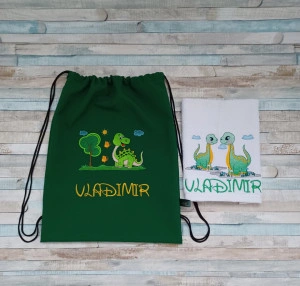 Set saculet si prosop personalizate prin broderie Dinozaur, pentru gradinita/cresa, 45×35 cm