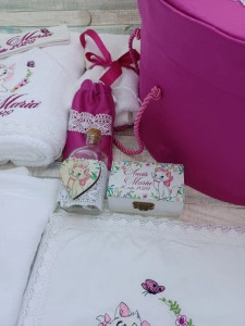 Trusou de botez Pisicuta Marie ,11 piese