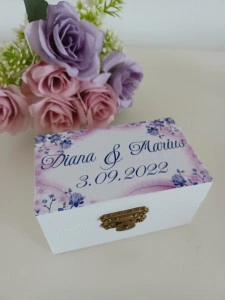 Cutiuta verighete personalizata – Flori mov/albastru