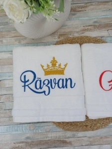 Set 2 prosoape personalizate cu nume și coroana - 50x100 cm
