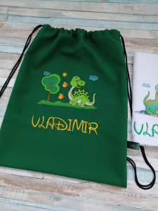 Set saculet si prosop personalizate prin broderie Dinozaur, pentru gradinita/cresa, 45×35 cm - Img 2