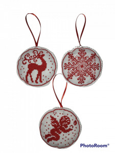 Set 3 ornamente pentru brad brodate alb/rosu